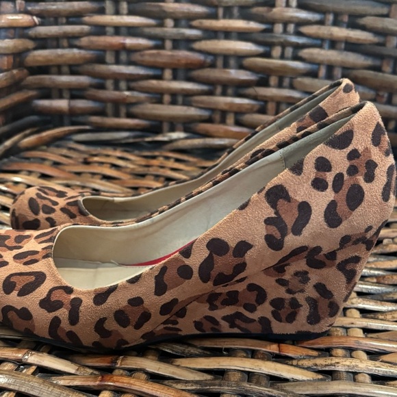 Chinese Laundry Round Toe Leopard
Wedges Heels Women Size 7.5 - Picture 9 of 11